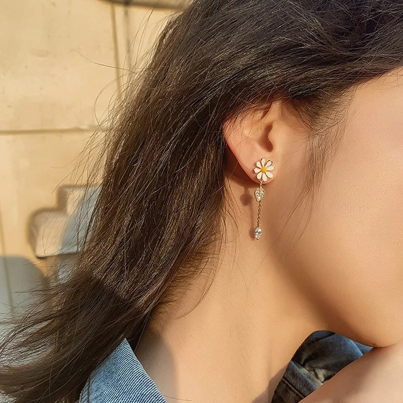 New Fashion Asymmetric Tassel Flower Earrings For Women Korean Style White Daisy Rhinestone Earring Girl Party Jewelry Gift