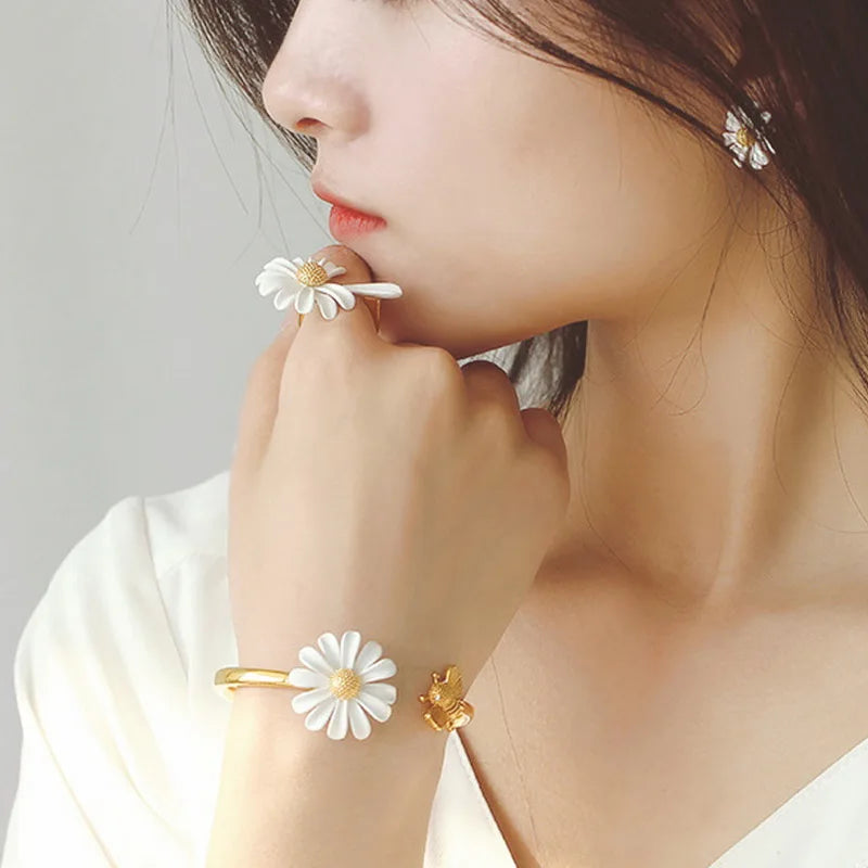 Sweet Small Daisy Flower Bracelets For Women Personality Cute Flower Bangles Girls Wedding Party Birthday Jewelry Gifts