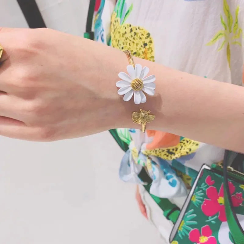 Sweet Small Daisy Flower Bracelets For Women Personality Cute Flower Bangles Girls Wedding Party Birthday Jewelry Gifts