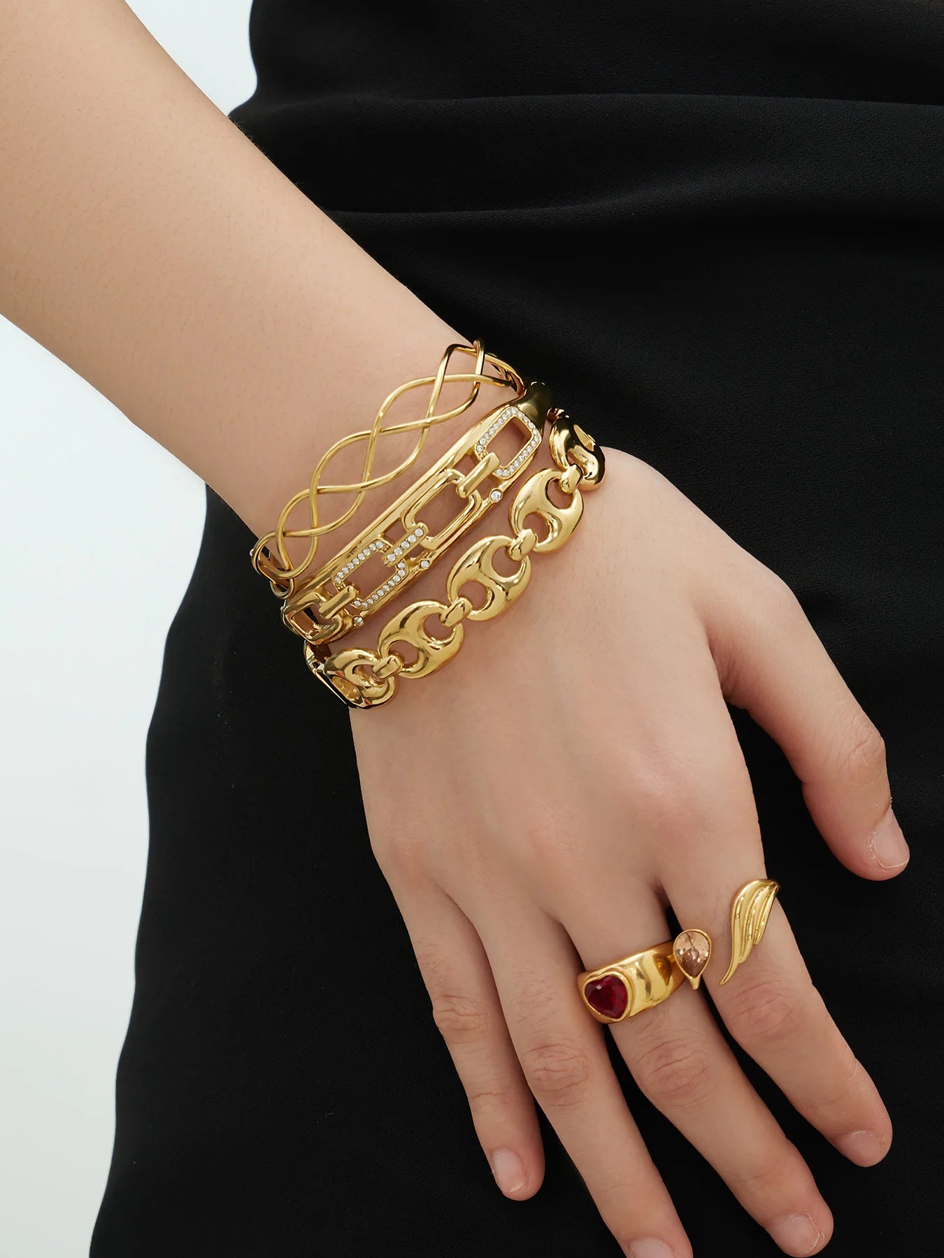 Nivora Geometric Hollow Pig Nose Ring Bracelet for Women Stainless Steel PVD Gold Plated Charm Wrist Bangle Daily Jewelry Gifts