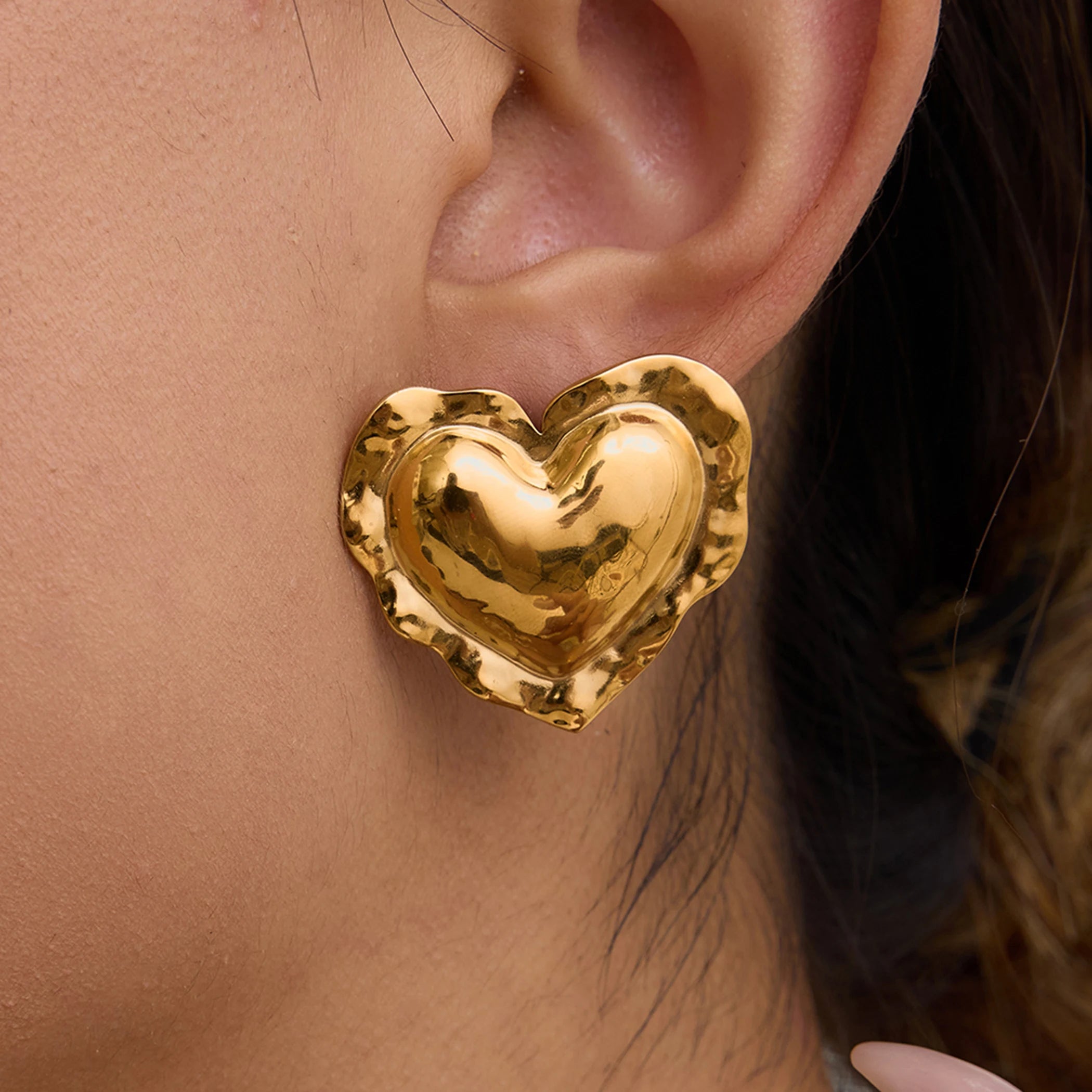 Uworld Simple Classic Two Tone Hammer Pattern Fat Drum Heart Ear Studs 18K Gold Color Plated Stainless Steel Ruffle Heart Earrin