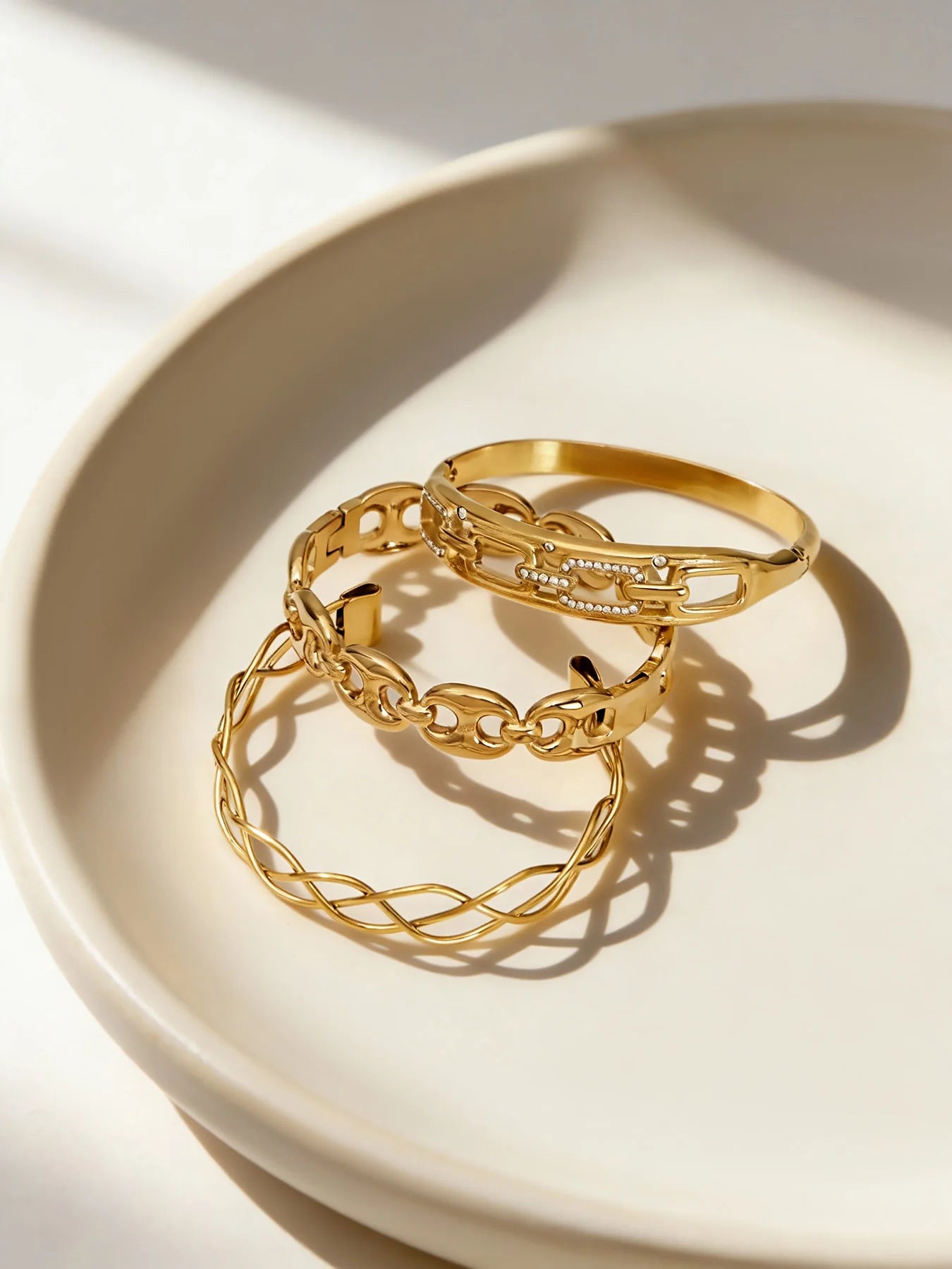 Nivora Geometric Hollow Pig Nose Ring Bracelet for Women Stainless Steel PVD Gold Plated Charm Wrist Bangle Daily Jewelry Gifts