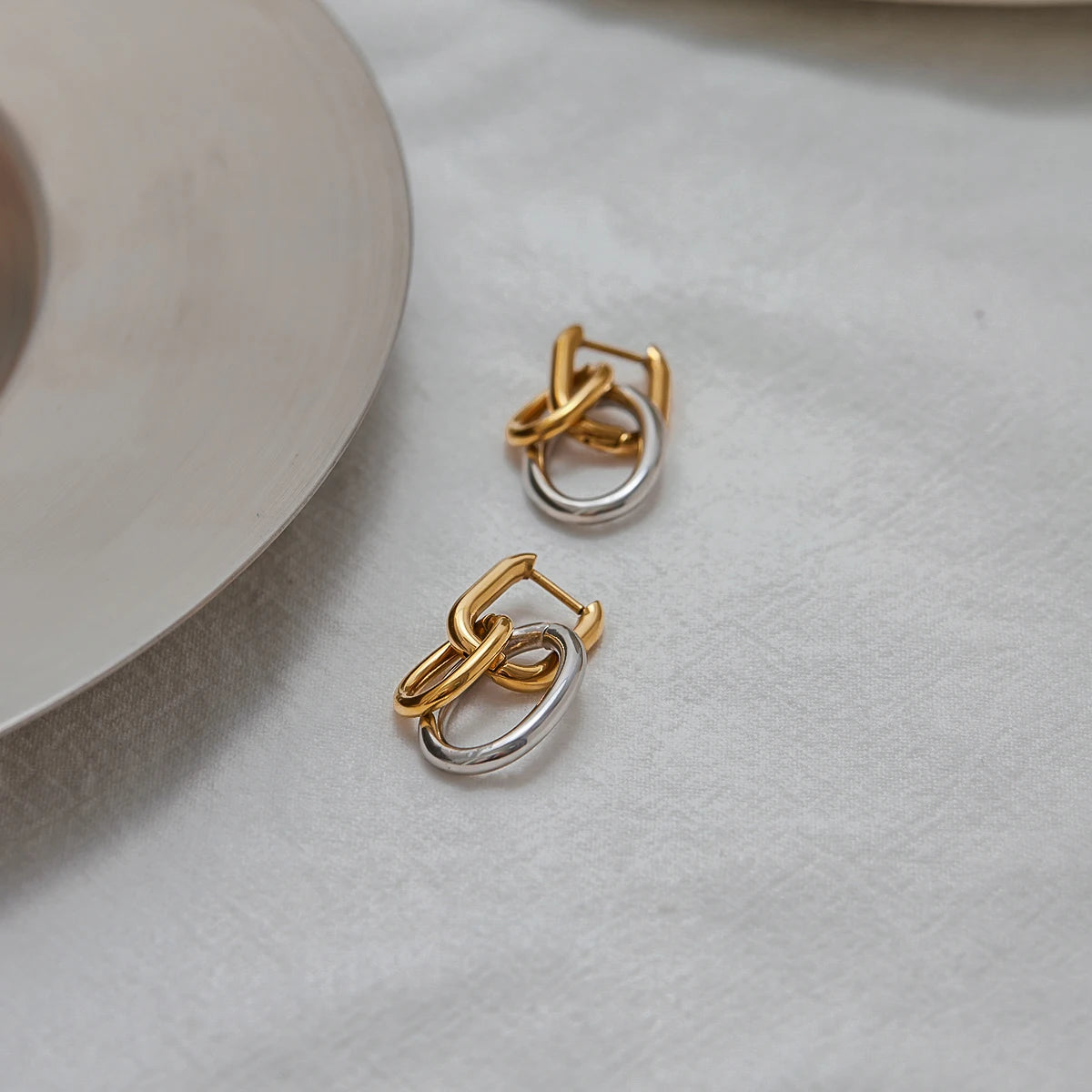 Uworld Minimalist Classic Two Tone Double Ring Hollow U-shaped Earrings 18K Gold Color Plated Stainless Steel Oval Link Earrings