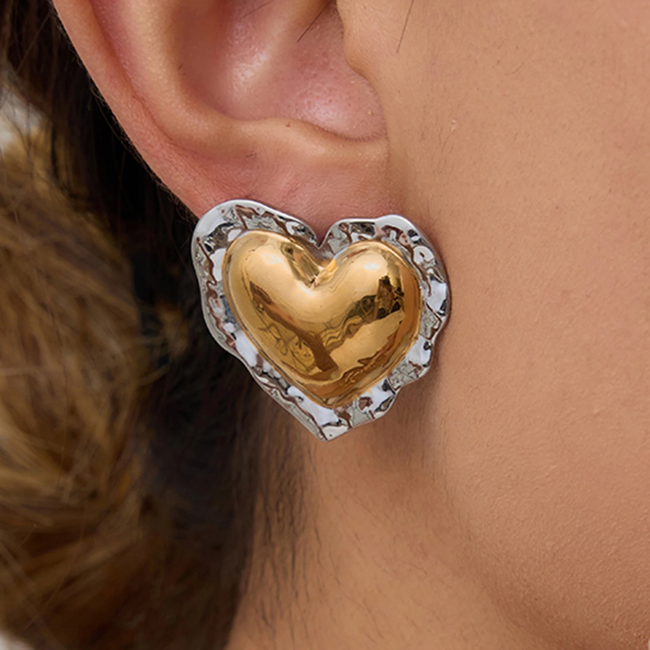 Uworld Simple Classic Two Tone Hammer Pattern Fat Drum Heart Ear Studs 18K Gold Color Plated Stainless Steel Ruffle Heart Earrin