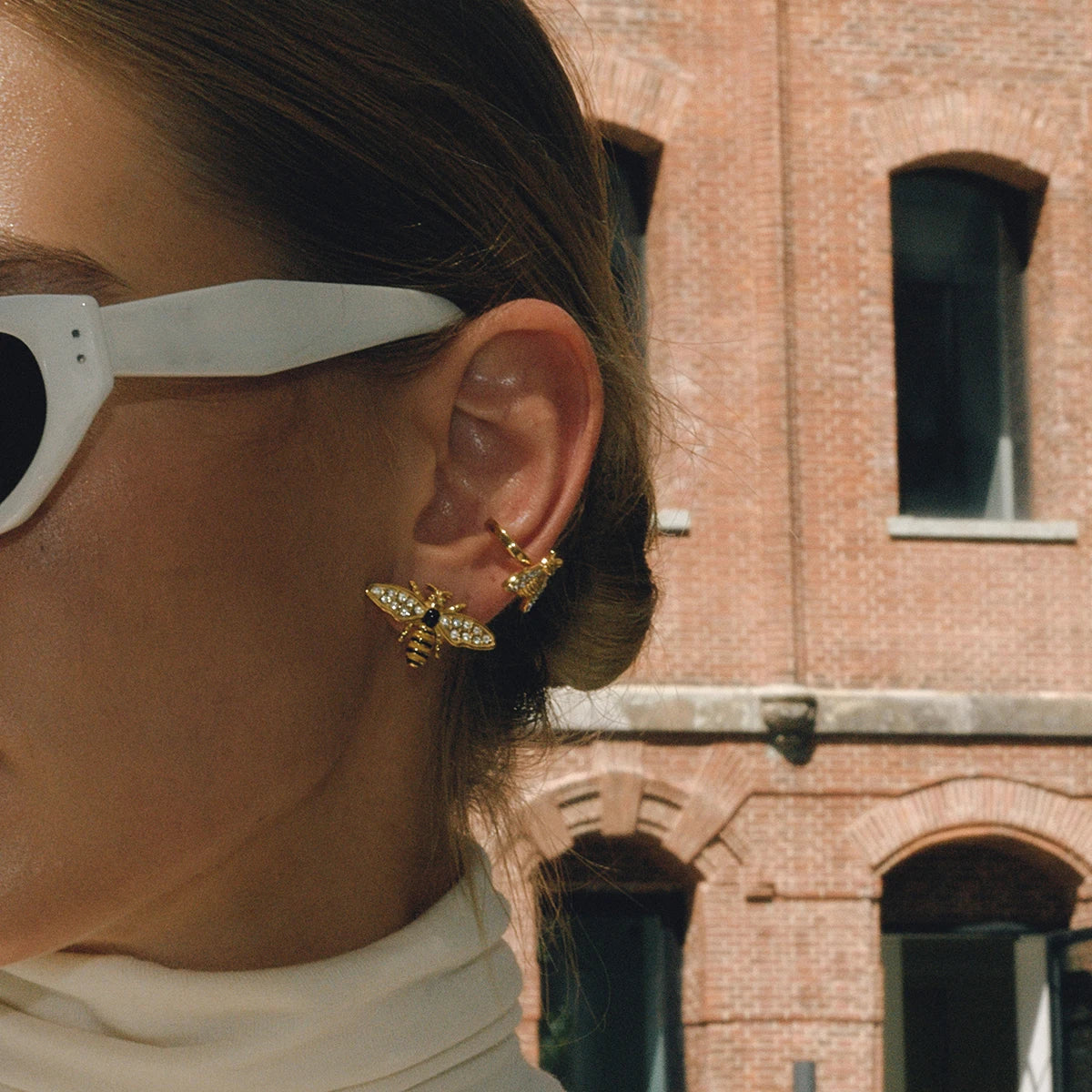 Uworld Classic Fashion 18K Gold Color Plated With White Zircon Bee Ear Clip Hypoallergenic Stainless Steel Women Jewelry Party