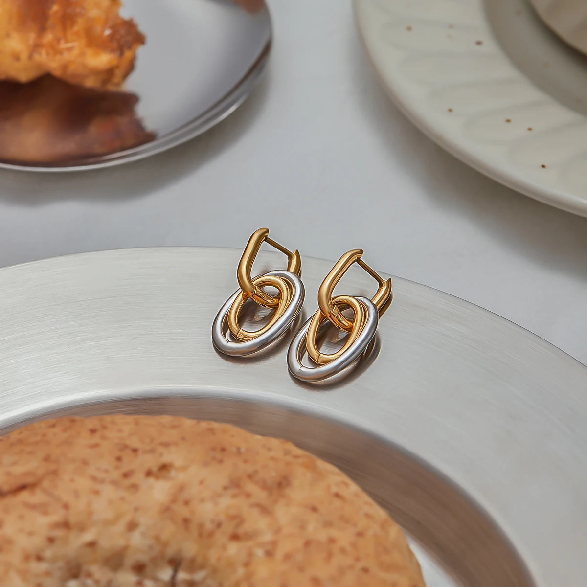 Uworld Minimalist Classic Two Tone Double Ring Hollow U-shaped Earrings 18K Gold Color Plated Stainless Steel Oval Link Earrings