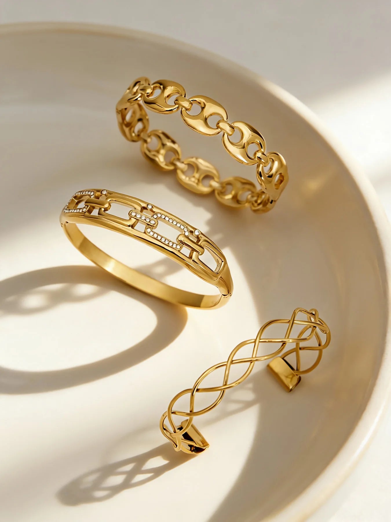 Nivora Geometric Hollow Pig Nose Ring Bracelet for Women Stainless Steel PVD Gold Plated Charm Wrist Bangle Daily Jewelry Gifts