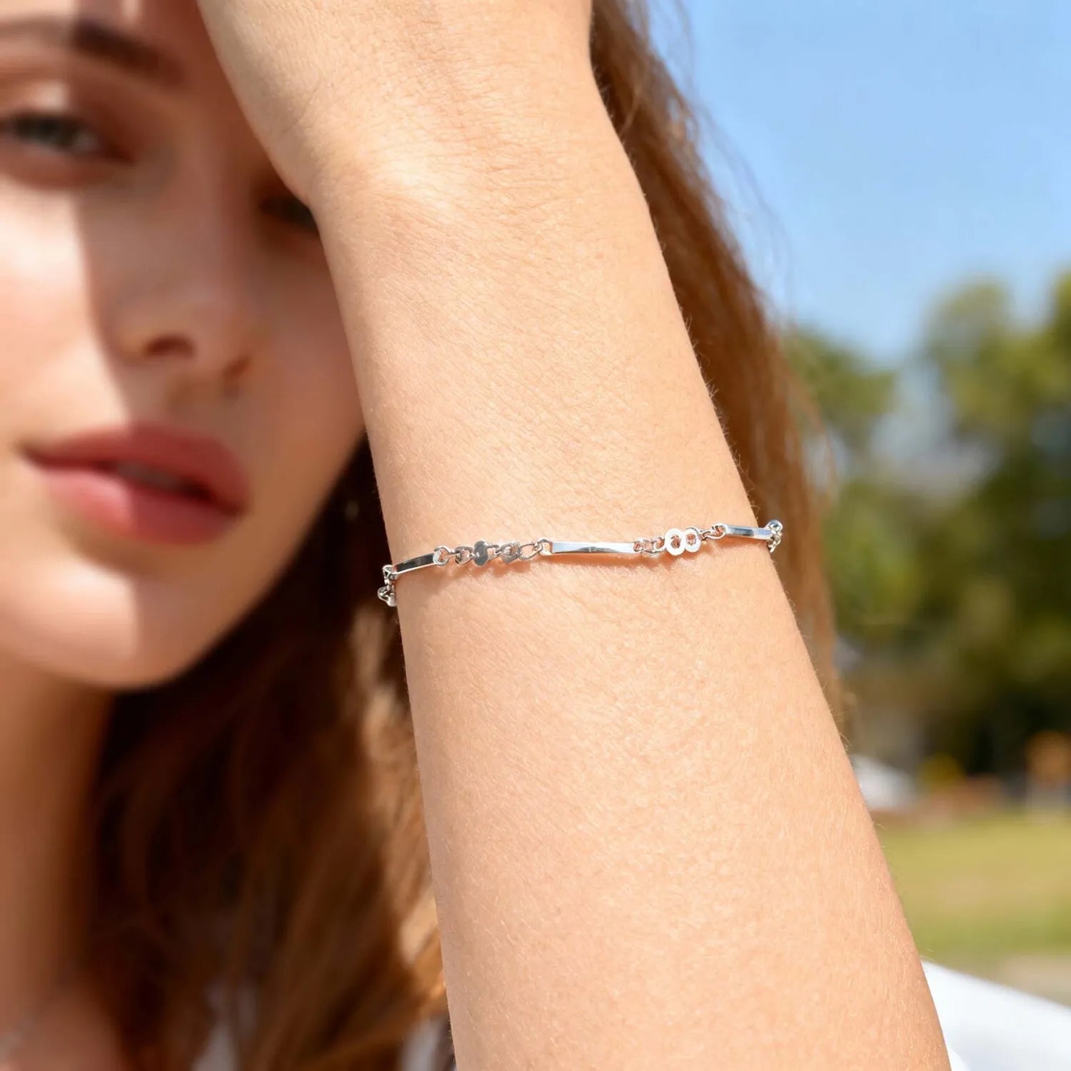 Couple Bracelet for Boyfriend Girlfriend, Metal Link Mobius Twist Love Chain, Anniversary Valentine's Day with Card Gift