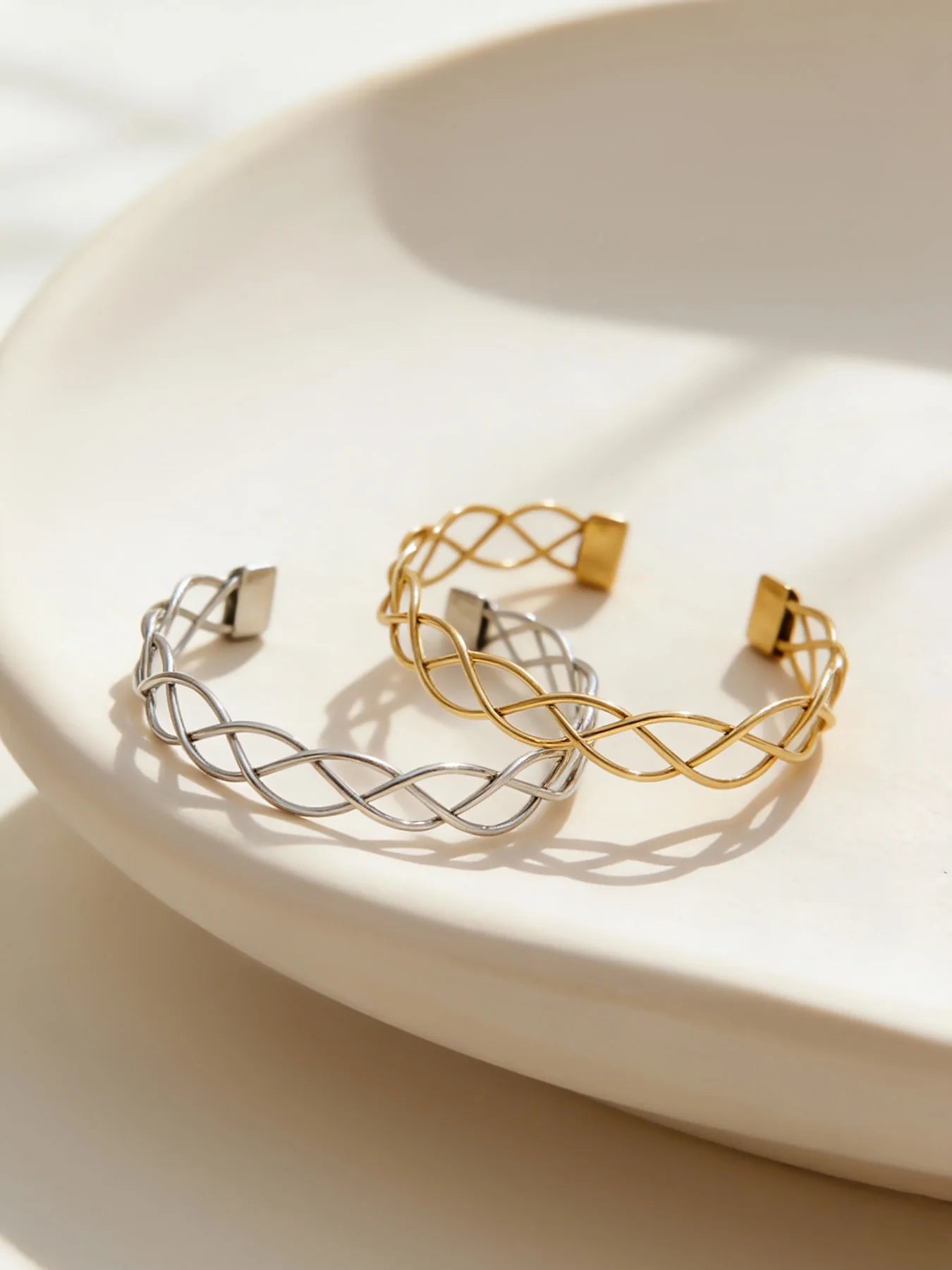 Nivora Geometric Hollow Pig Nose Ring Bracelet for Women Stainless Steel PVD Gold Plated Charm Wrist Bangle Daily Jewelry Gifts