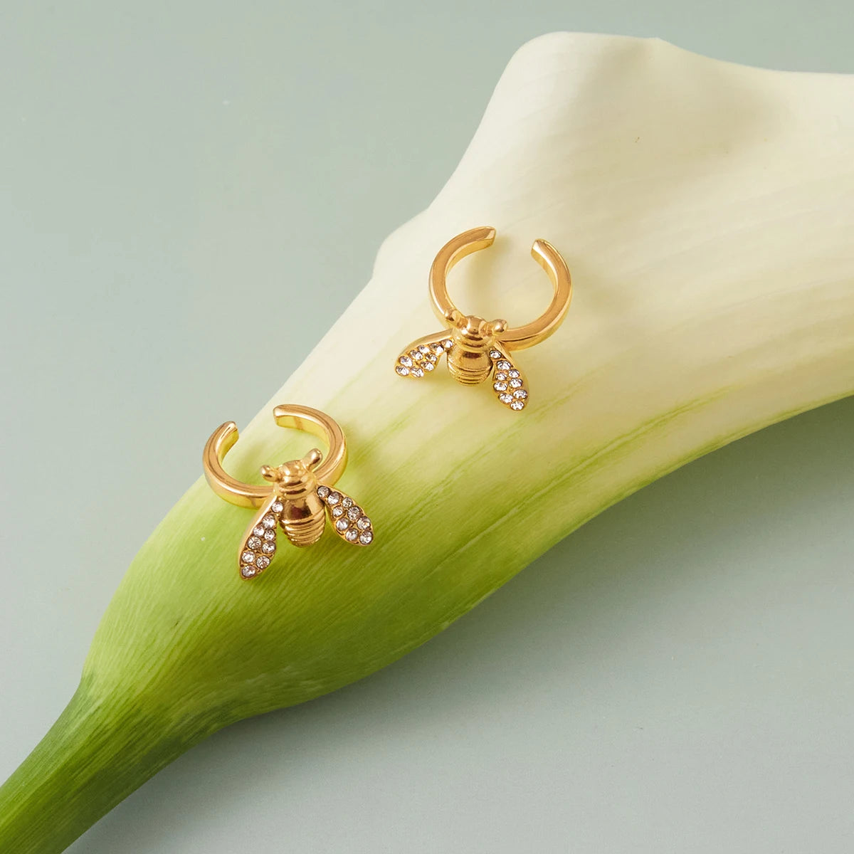 Uworld Classic Fashion 18K Gold Color Plated With White Zircon Bee Ear Clip Hypoallergenic Stainless Steel Women Jewelry Party