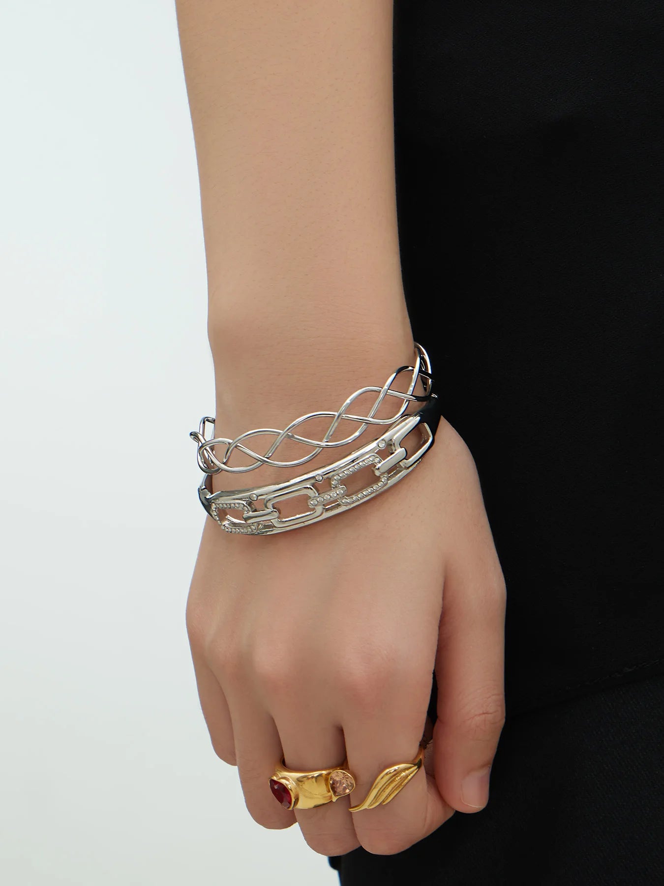 Nivora Geometric Hollow Pig Nose Ring Bracelet for Women Stainless Steel PVD Gold Plated Charm Wrist Bangle Daily Jewelry Gifts