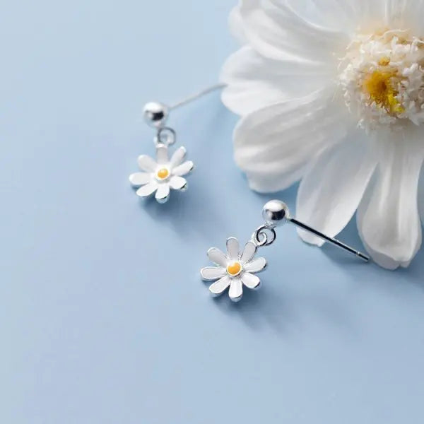 Korean Style Cute Small Daisy Flower Stud Earrings For Women Girls Sweet Statement Asymmetrical Earring Party Jewelry Gifts