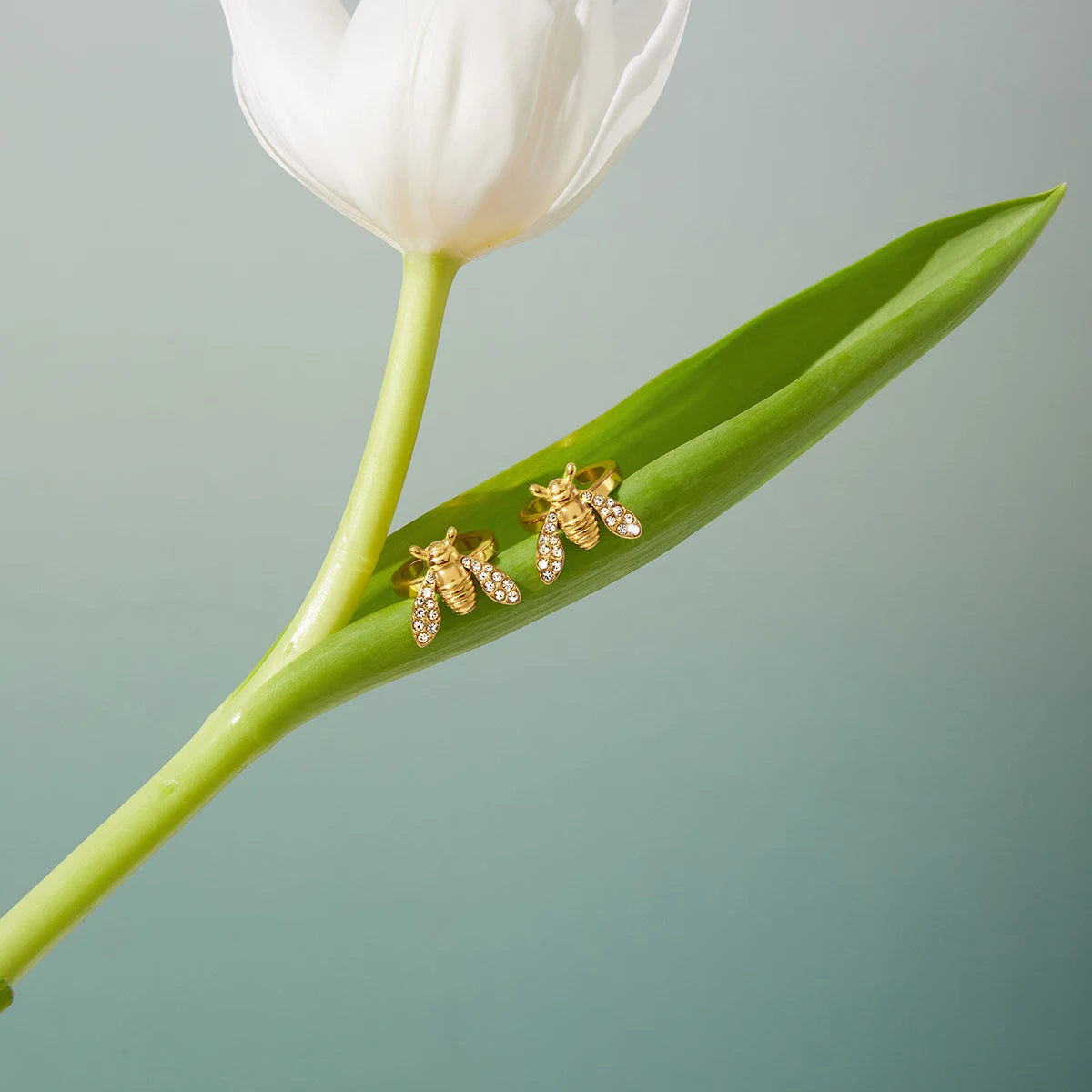 Uworld Classic Fashion 18K Gold Color Plated With White Zircon Bee Ear Clip Hypoallergenic Stainless Steel Women Jewelry Party