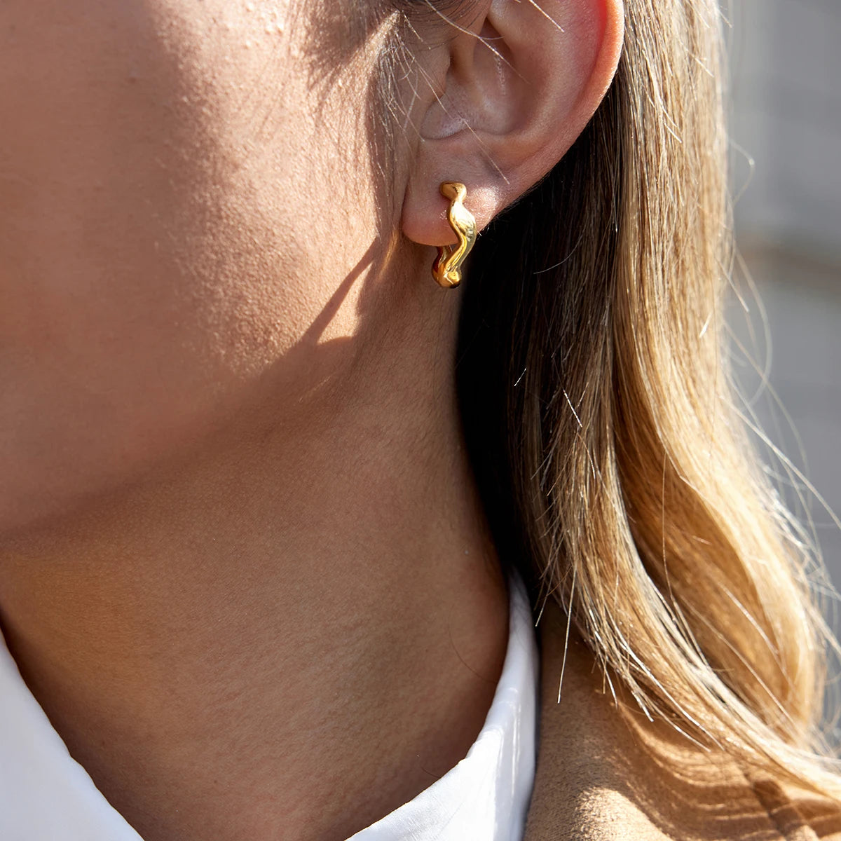 Uworld Classic 18K Plated Gold Color Smooth Wave Hoop Earring Women Zircon Stainless Steel Earring For Lady Waterproof Jewelry