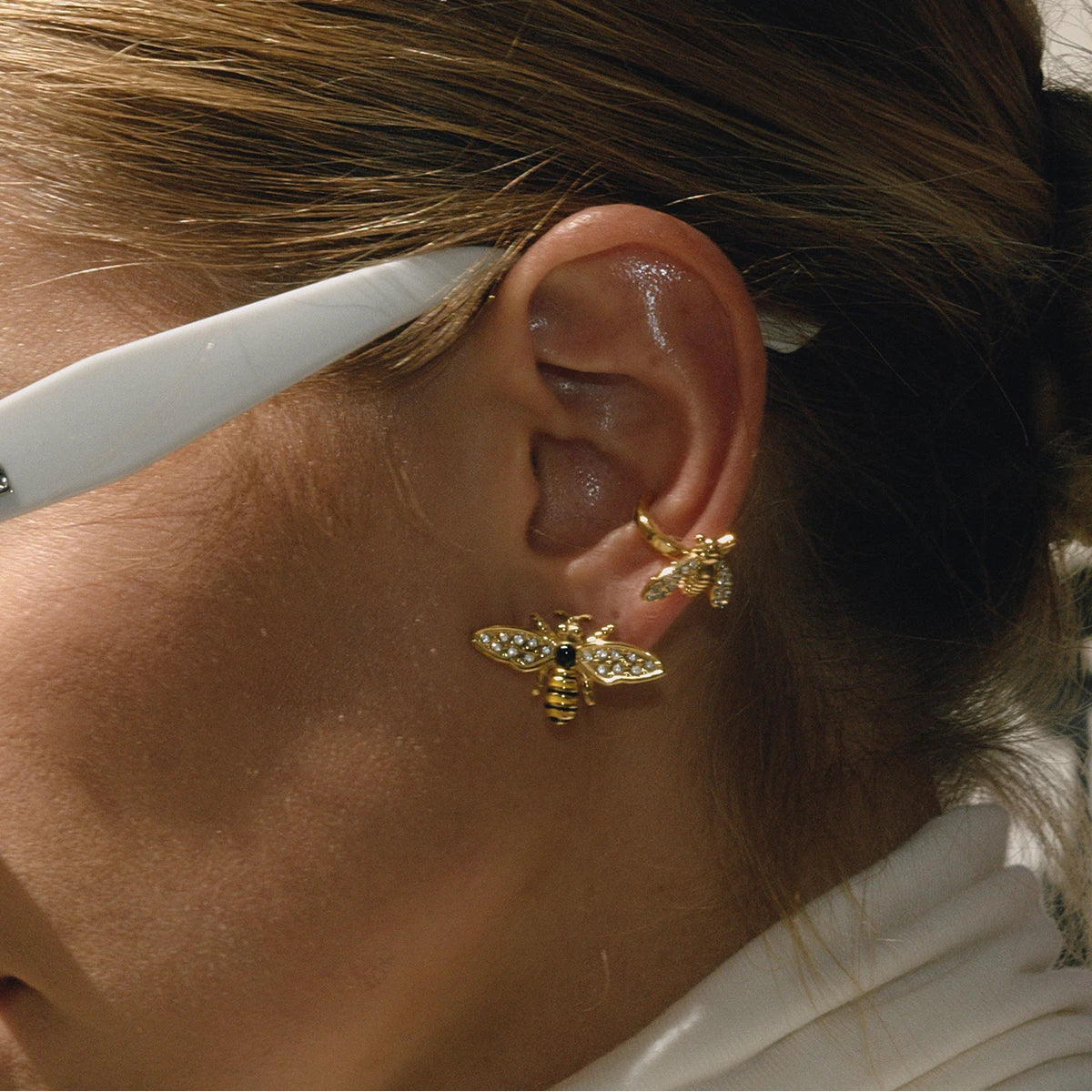 Uworld Classic Fashion 18K Gold Color Plated With White Zircon Bee Ear Clip Hypoallergenic Stainless Steel Women Jewelry Party